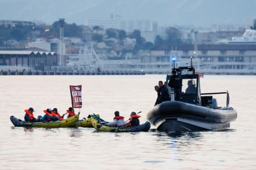 A Marseille, une action de blocage en mer contre la pollution des navires de croisières