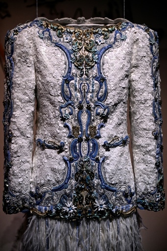 Pampilles, strass, sequins: le 19M met à l'honneur les fées brodeuses de la maison Lesage