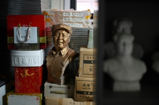 Badges, bustes et bibelots: ces Chinois fans de culture rouge de l'ère Mao
