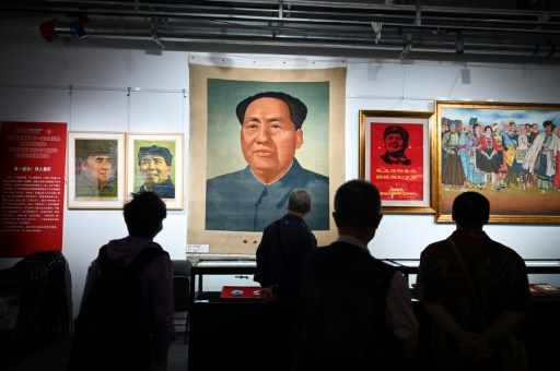 Badges, bustes et bibelots: ces Chinois fans de culture rouge de l'ère Mao