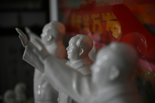 Badges, bustes et bibelots: ces Chinois fans de culture rouge de l'ère Mao