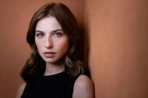 Une Loana plus complexe, dans une série échappée du Loft