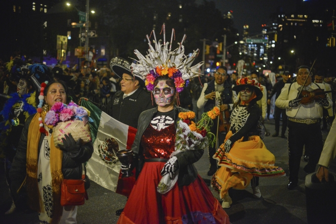 vue_generale_de_la_parade_annuelle_dhalloween_de_greenwich_village_qui_en_est_a_sa_50e_edition_depuis_1973