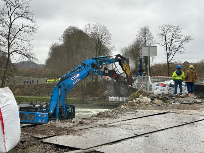 La destruction du pont a commencé à Auvelais