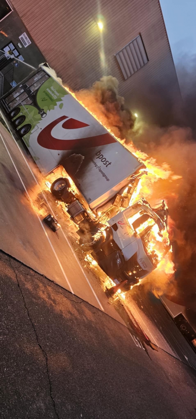 Camion bpost en feu