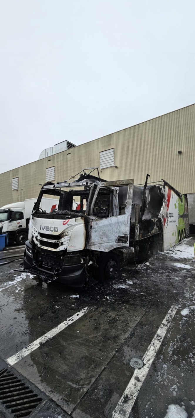 Camion bpost en feu