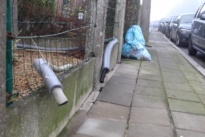 les_habitants_tentent_de_faire_sortir_leau_de_leur_cave