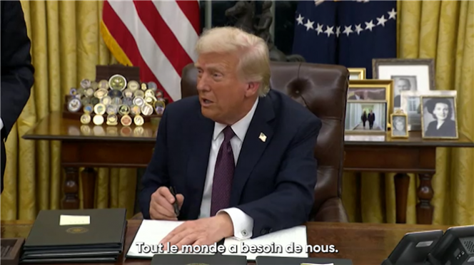 Le président américain a signé, devant la presse, une myriade de décrets présidentiels directement après son investiture.