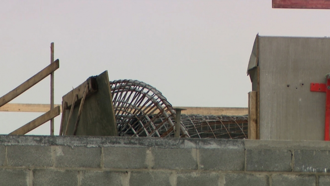 Selon elle, la toiture s'est effondrée, provoquant la chute de cet ouvrier, qui travaillait sur cette même toiture