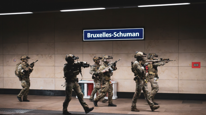 Les paracommandos durant l'exercice de crise