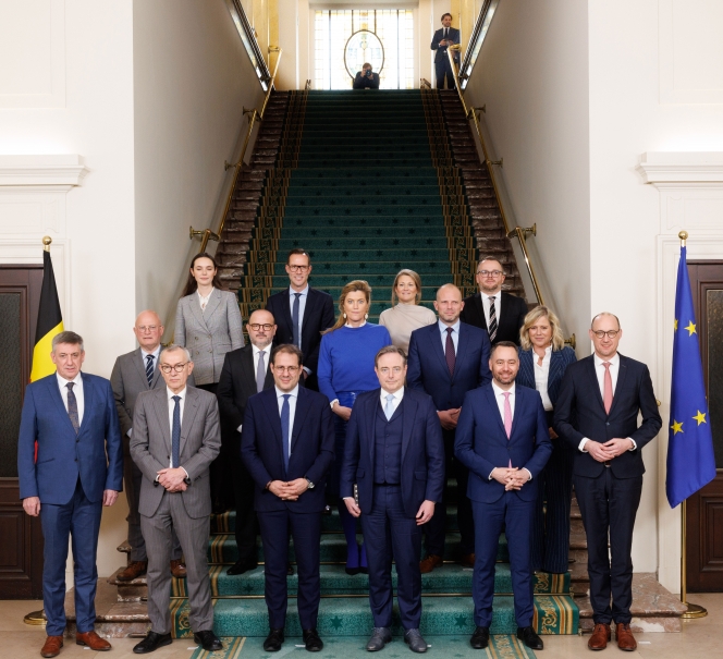  En haut des marches, Bouchez semble surveiller le gouvernement De Wever