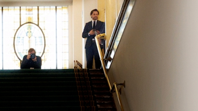 Le nouveau gouvernement semble sous surveillance: un invité surprise apparaît en haut des marches lors de la nouvelle photo officielle