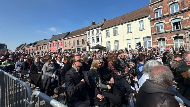 foule-hommage-emilie-dequenne