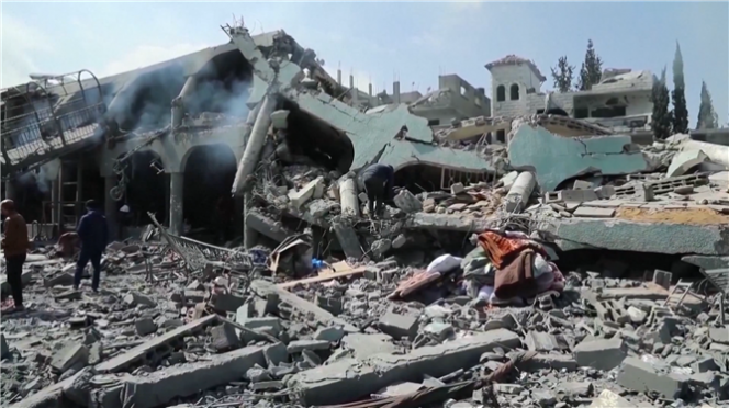 Dans la nuit de samedi à dimanche, une frappe aérienne a visé l’hôpital al-Ahli à Gaza. Selon le Hamas, des patients et blessés ont dû être déplacés à cause des dégâts.