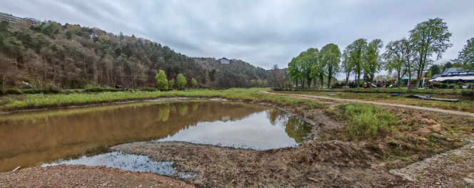 Terres et ce qu'il reste d'eau au lac de Warfaaz