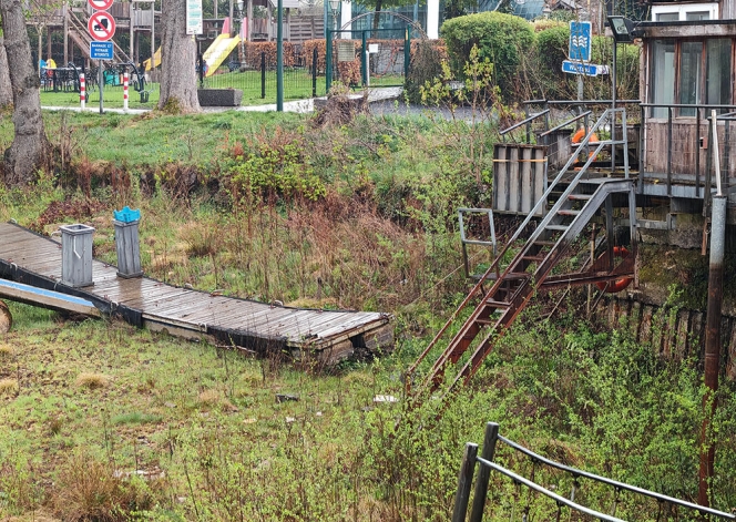 L'ancien ponton des pédalos du lac de Warfaaz