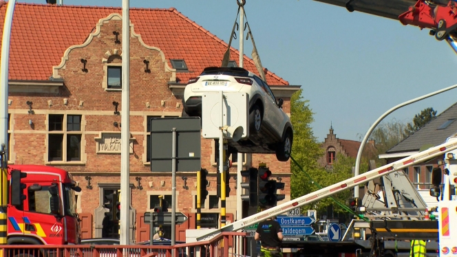 vtm_bruges_voiture_tombee_dans_le_canal