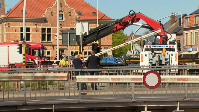vtm_bruges_voiture_tombee_dans_le_canal