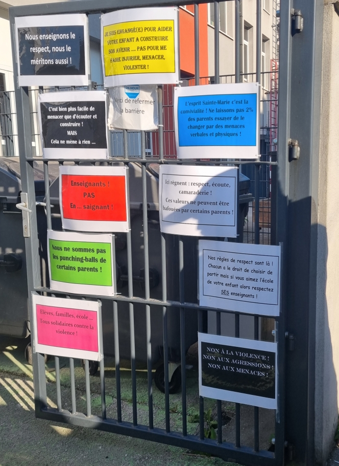 Des affiches ont été collées sur l'une des barrières de l'établissement afin de sensibiliser les parents.&nbsp;