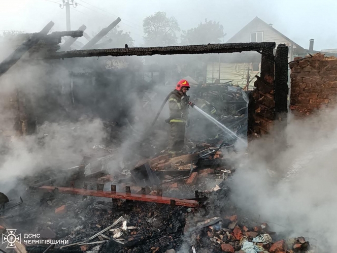 Sur cette photo prise et diffusée par les services d’urgence ukrainiens le 5 juin 2025, un secouriste éteint un incendie après une attaque de drone à Prylouky, dans la région de Tcherniguiv, au cours de l’invasion russe de l’Ukraine.