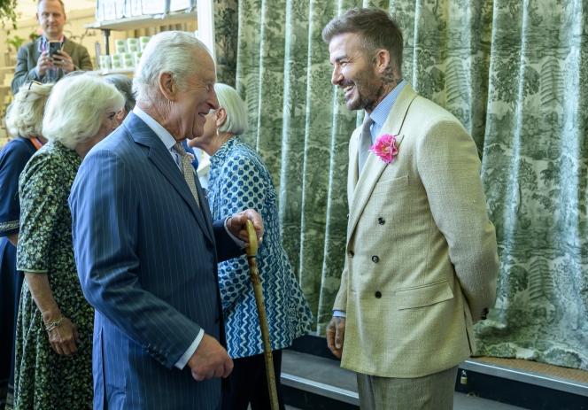 Le roi Charles III de Grande-Bretagne s’est entretenu avec l’homme d’affaires et joueur de football à la retraite David Beckham lors de leur visite à l’exposition florale, le 19 mai 2025.