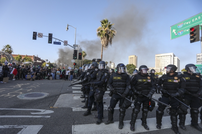 Protesters clash with law enforcement in the streets surrounding the federal building during a protest following federal immigration operations in Los Angeles, California, on June 8, 2025. Demonstrators torched cars and scuffled with security forces in Los Angeles on June 8, as police kept protestors away from the National Guard troops President Donald Trump sent to the streets of the second biggest US city. (Photo by RINGO CHIU / AFP)