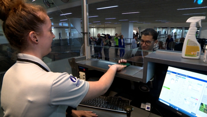 Lors des pics estivaux, jusqu’à 90.000 voyageurs transitent par Brussels Airport.