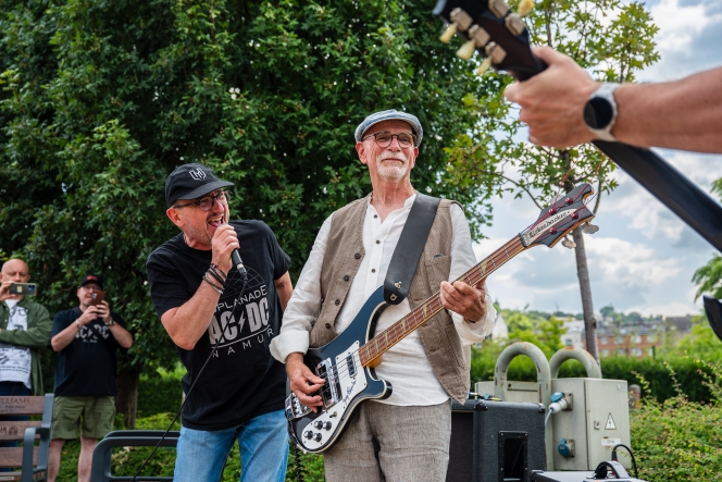 L’ancien bassiste du groupe de rock australien AC/DC, Rob Bailey, joue une chanson lors de l’inauguration d’une chaise nommée en son honneur à Namur.