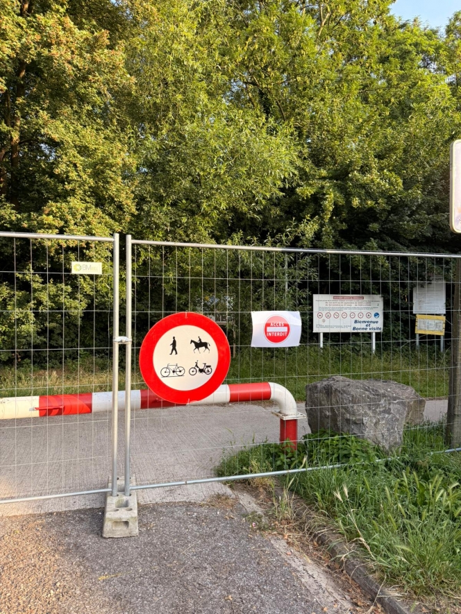 Les barrières devant le site de la Gravière Brock à Hermalle-sous-Argenteau.