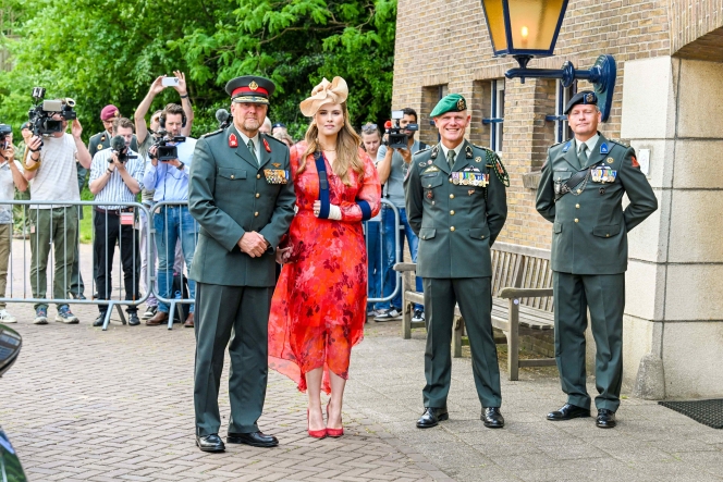 Le roi Willem-Alexander et la princesse Amalia lors de la présentation du nouvel étendard du régiment Huzaren Prinses Catharina-Amalia à la caserne Prince Bernhard à Amersfoort.