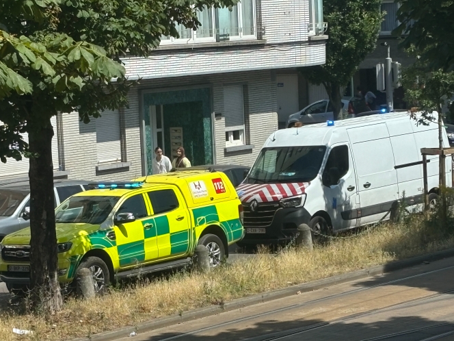 Présence des secours aux abords de la station de métro Belgica, à Bruxelles.