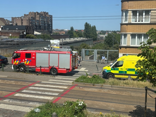 Présence des secours aux abords de la station de métro Belgica, à Bruxelles.