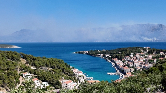 Deux avions bombardiers d’eau ont été envoyés en renfort.