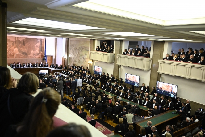 Ce rassemblement d’envergure est inédit: la salle choisie au pamais de justice était remplie.