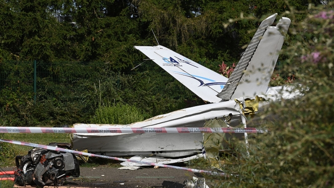 plane.jpg passenger plane crashes near chartres,