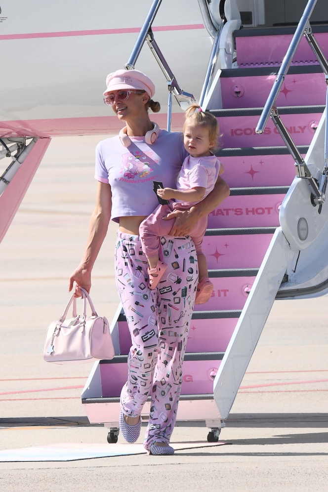 Paris Hilton, her husband is their children in Olbia in Sardinia. rose jet, personalized steps cult