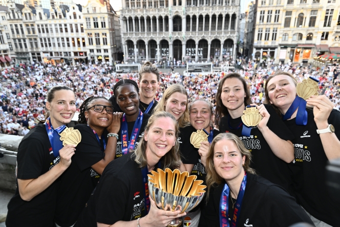 L-R, Belgium's Antonia Delaere, Belgium's Maxuella Lisowa Mbaka, Belgium's Bethy Mununga, Belgium's Kyara Linskens, Belgium's Emma Meesseman, Belgium's Nastja Claessens, Belgium's Elise Ramette, Belgium's Becky Massey, Belgium's Ine Joris and Belgium¿s Marie Vervaet pose for a team photo at the celebrations at the Brussels city hall and Grand Place/ Grote Markt for Belgian national women basket team 'the Belgian Cats', after winning yesterday's European Championship final, Monday 30 June 2025. Yesterday the Cats successfully defended their European title, beating Spain in the final of the FIBA Women's EuroBasket 2025. BELGA PHOTO ERIC LALMAND