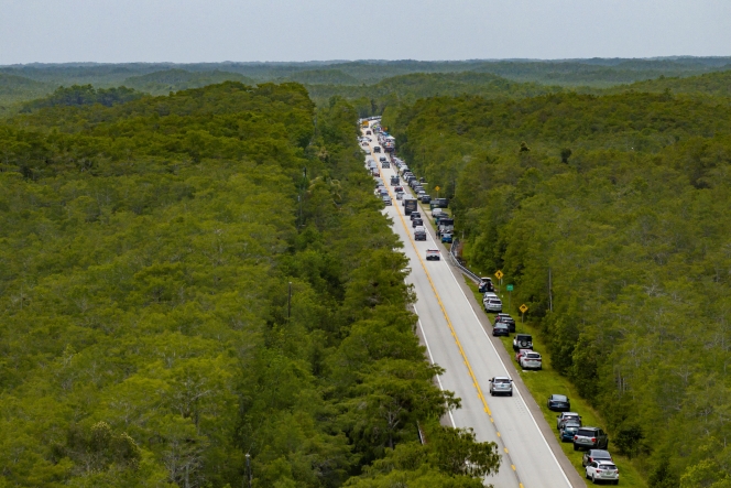 2025-06-28T210849Z_372246048_RC2PBFAW1RG8_RTRMADP_3_USA-TRUMP-MIGRATION-FLORIDA-PROTEST