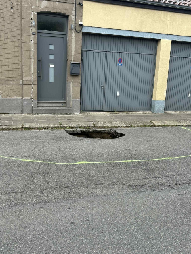 Important cracks appeared on the facade of Céline. rue de la Glacerie in Courcelles. cracks facades, 1m50 hole roads: