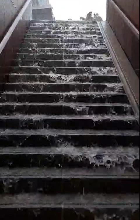 À la gare de Namur, les grosses averses ont provoqué des cascades d’eau dans les escaliers des quais