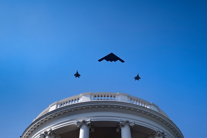 Un défilé aérien avec des bombardiers furtifs B-2 a été organisé pour l’occasion de la signature de la loi