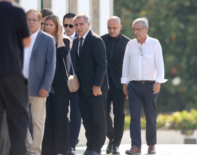Fernando Santos (droite), Roberto Martinez et le president de la fédération portugaise de football Pedro Proenca (4e en partant de la droite)