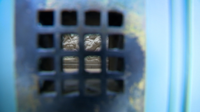 L’œuvre n’est parfois visible que par le trou de la serrure.