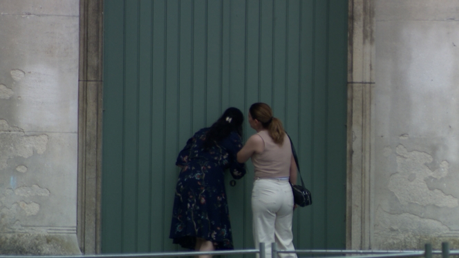 L’œuvre n’est parfois visible que par le trou de la serrure.