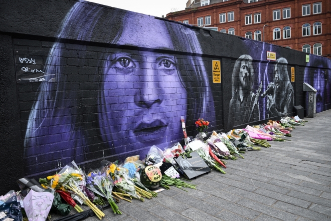 Une photo prise le 23 juillet 2025 montre des fleurs, des bougies et des dessins déposés sur un mémorial improvisé devant une fresque murale représentant le chanteur et compositeur britannique Ozzy Osbourne, à Birmingham, dans le centre de l’Angleterre, au lendemain de son décès.