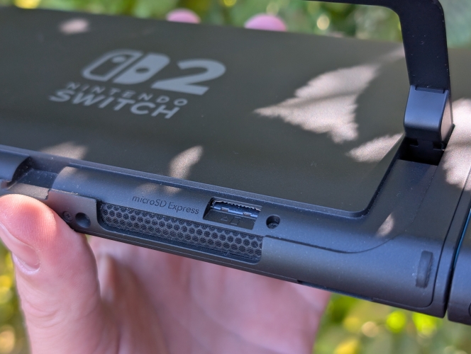 Sous la béquille, le port pour la carte mémoire