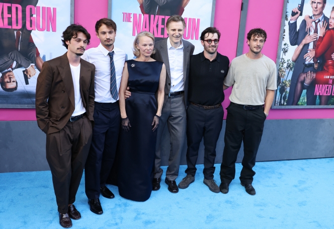 L’actrice Pamela Anderson et ses fils Brandon Thomas Lee (à gauche) et Dylan Jagger Lee (deuxième à gauche) posent avec l’acteur britannique Liam Neeson (troisième à gauche) et ses fils Daniel Neeson et Micheal Neeson lors de la première américaine du film « The Naked Gun » de Paramount Pictures à New York, le 28 juillet 2025.