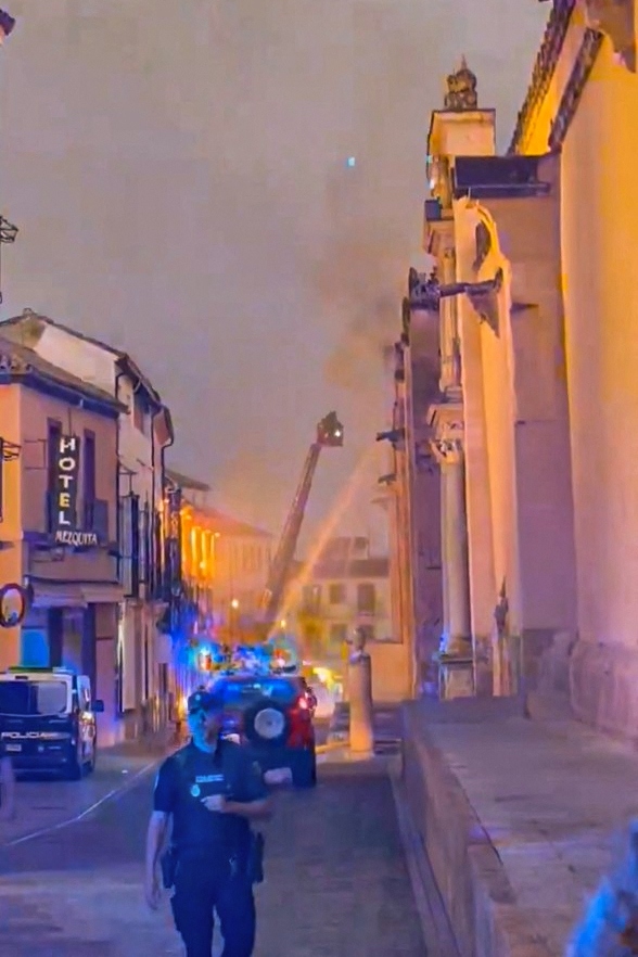 Des images de la cathédrale en feu sont rapidement apparues sur les réseaux sociaux.