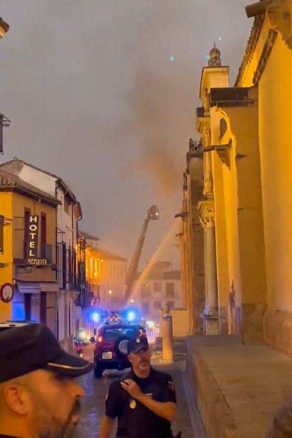 Des images de la cathédrale en feu sont rapidement apparues sur les réseaux sociaux.