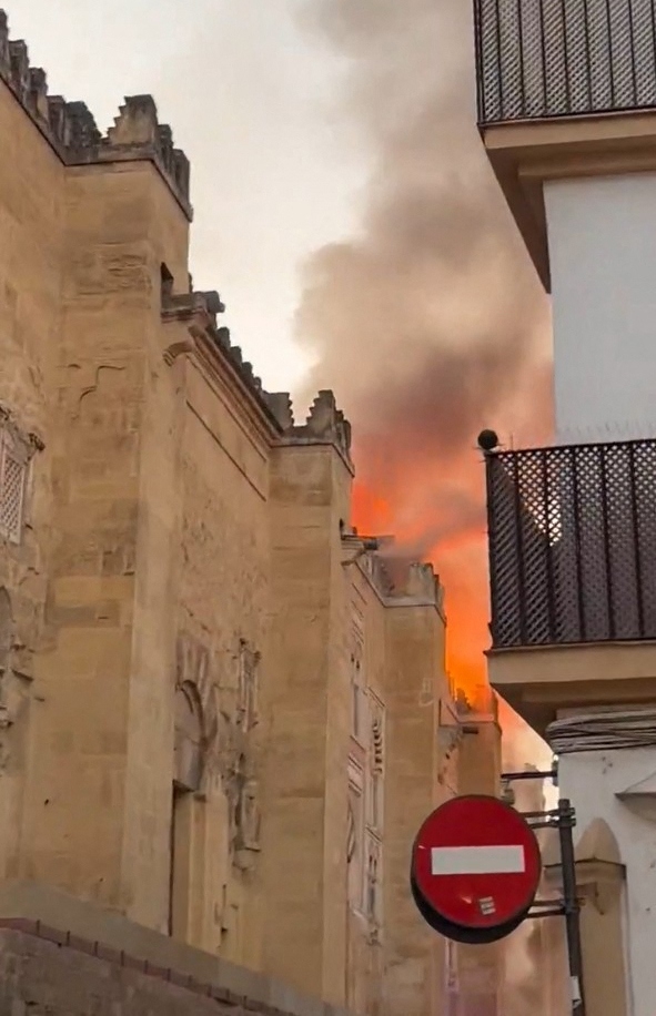 Des images de la cathédrale en feu sont rapidement apparues sur les réseaux sociaux.